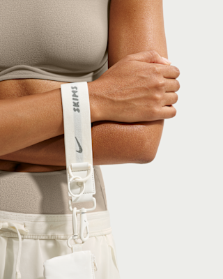 SKIMS × Nike コラボの公式アクセサリー（キーチェーン／バッグチャーム NIKE公式】NikeSKIMS ウィメンズ キーチェーン.オンラインストア (通販